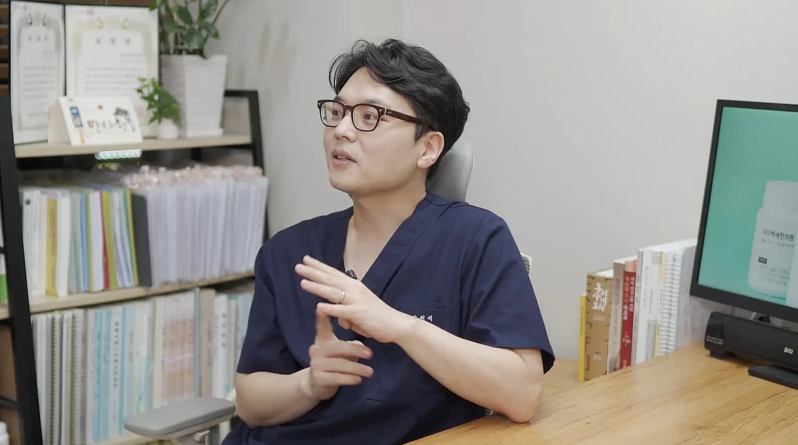 서울 중랑구 매일백세한의원 송원석 원장이 비대면 진료 상담을 하는 모습